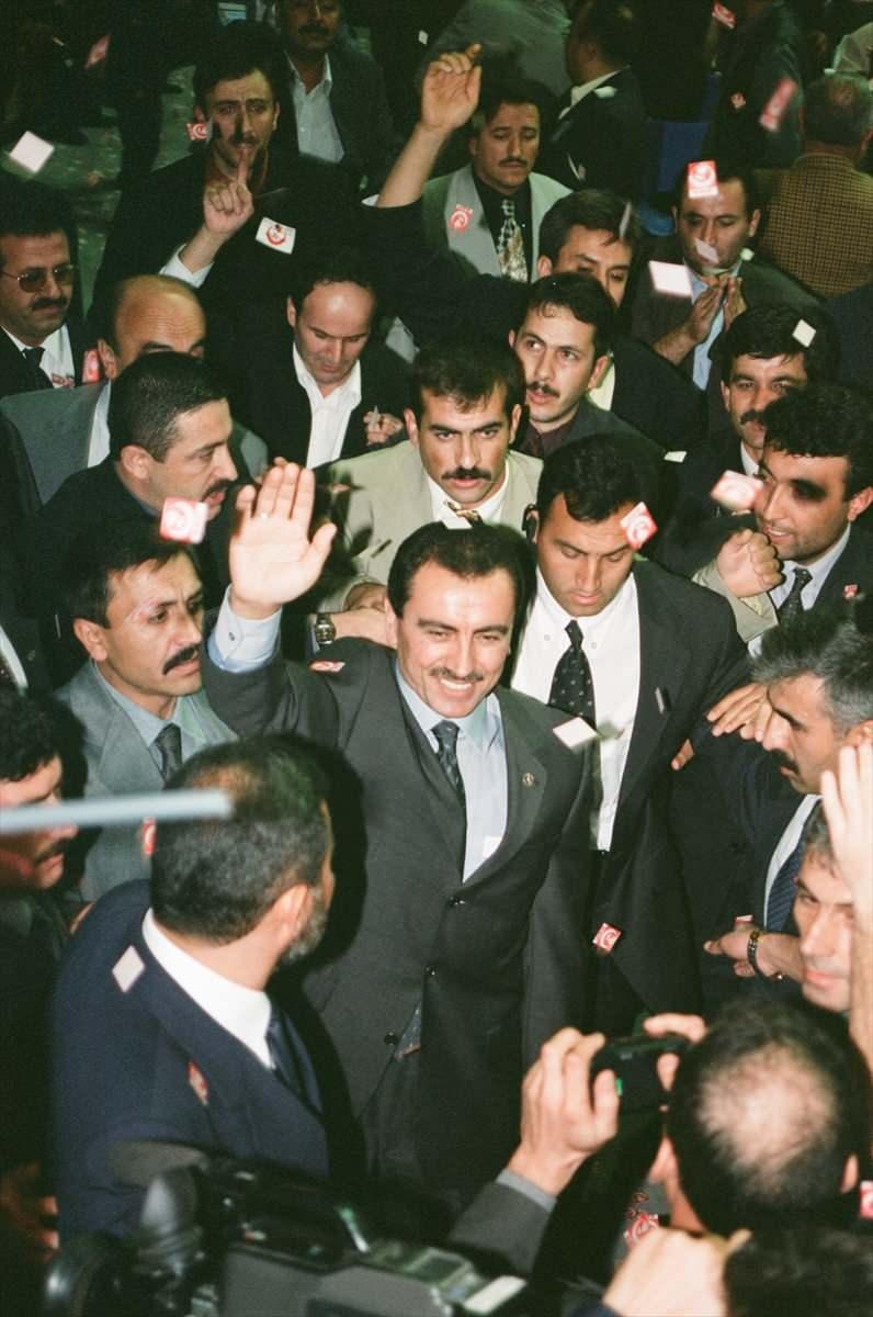 <p>8 Ekim 2000'de Büyük Birlik Partisi (BBP) 4. Olağan Büyük Kurultayı'nda Yazıcıoğlu (ortada) Genel Başkanlığa yeniden seçilmişti. (Arşiv)<br />
<br />
<em>Muhsin Yazıcıoğlu, askeri darbenin ardından "MHP ve Ülkücü Kuruluşlar Davası'nda" yargılandığı sırada 5,5 yılı hücrede olmak üzere 7,5 yıl Mamak Cezaevi'nde kaldı.</em></p>
<p> </p>