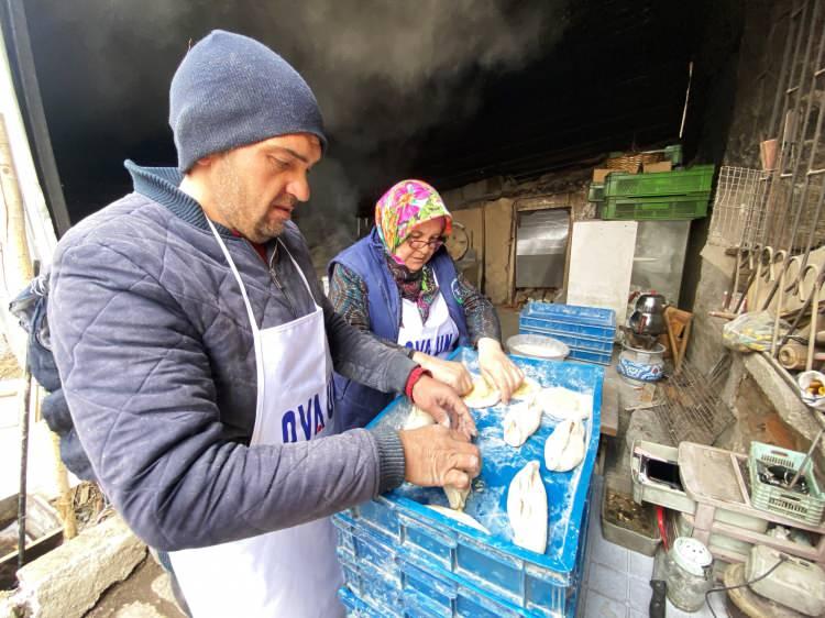 <p><strong>“Annemin yaptığı el emeği var”</strong><br />
<br />
Okuldan sonra kalan boş vakitlerinde ailesinin ürettiği ekmekleri satan Hasan Kalıpçı (19), “Sabah kalkıyorum, okula gidiyorum. Öğlen babamla haberleşip börekleri alıyoruz. </p>
