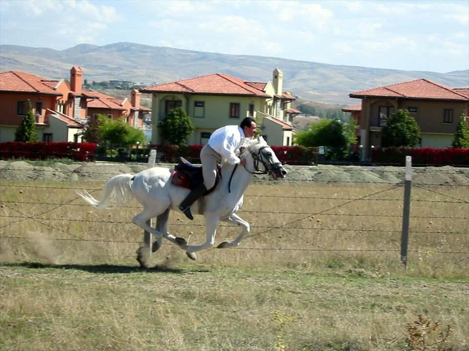 <p>Dönemin BBP Genel Başkanı Yazıcıoğlu, ata binerken. (Arşiv)<br />
</p>
<p><em><strong>Yazıcıoğlu'nun o sözlerinden bazıları şöyle:</strong></em></p>
<p>"Bir saniyesine bile hükmedemediğimiz bir dünya için, bu kadar fırıldak olmaya gerek yok.", "Firavun'a karşı çıkmak yetmez, Musa'nın yanında olmak gerekir.", "Ben devlete, millete kurşun sıkanlara değil, 'Ben okumak istiyorum' diyenlere af istiyorum." ve "Kan dökmeyi seven bir millet değiliz ancak söz konusu vatan ise dünyanın şah damarını keseriz."</p>