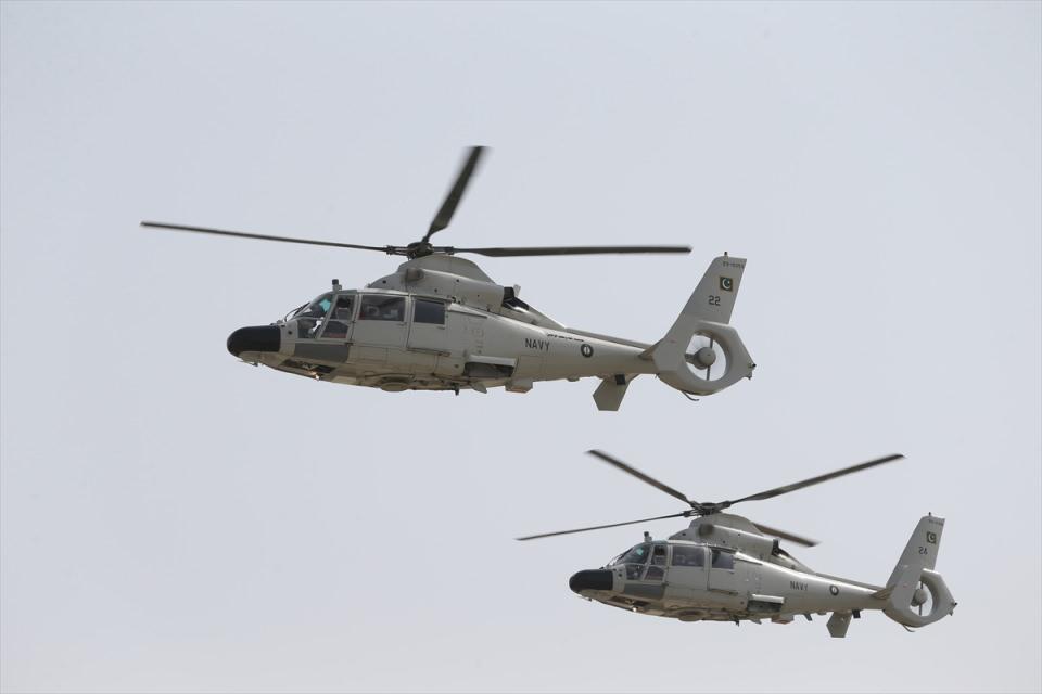 <p>Helikopterler ve uçaklar tören alanını uçarak geçti ve savaş uçakları gösteri düzenledi.</p>

<p> </p>
