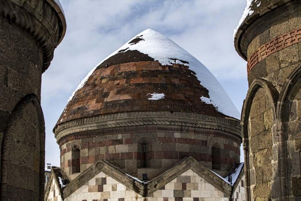 <p>Yerli ve yabancı turistler ziyaret ettikleri tarihi mekanlarda hatıra fotoğrafı çektirdi.</p>

<p> </p>
