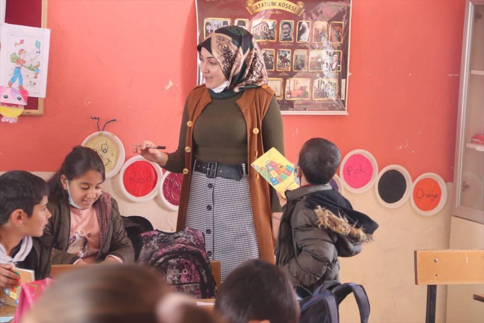 <p>Zorlu kış şartlarının etkili olduğu köyde, okula öğrencilerden önce gelen Yıldız, sobayı yakarak sınıfı ısıtıyor, okulun önünü kardan temizliyor, öğrencilerini sevgiyle karşılıyor.</p>

<p> </p>

