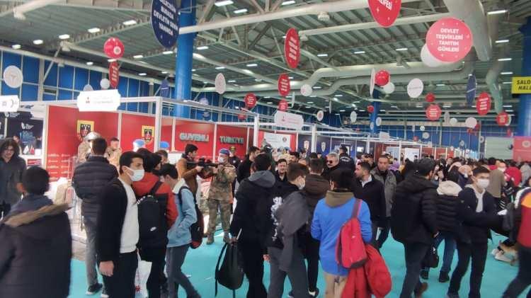 <p> Bakanlıklar, Cumhurbaşkanlığı ofisleri ile Cumhurbaşkanlığına bağlı kuruluşlara ait stantlarda tanıtımlar yapılarak, gençlerin; burs, hibe, fon, kredi gibi maddi destekler, ihtiyaç duydukları staj programları, uluslararası alandaki proje destekleri hakkında bilgi sahibi olmaları sağlanıyor.</p>
