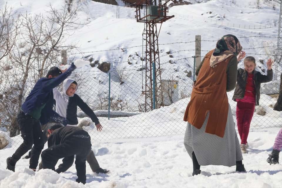 <p>Baran, "Öğretmenimiz bize çok iyi davranıyor. Bizi hiç kırmıyor. Öğretmenimiz bir anne, abla şefkatiyle bize yaklaşıyor. Onunla okulumuzda çok mutluyuz. Hiç gitmesini istemiyoruz." dedi.</p>
