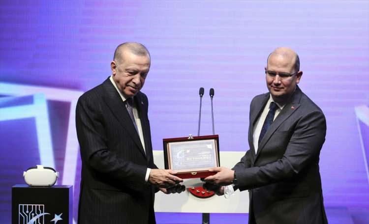 <p>AK Parti Genel Başkan Yardımcısı Ömer İleri, şunları kaydetti:</p>

<p>"Bu platformların gençlerimize sunacağı fırsatları tespit etmenin, bize özgü ürünlerin, iş modellerinin oluşturulmasının gereğine inanıyoruz. İktidar partisi olarak bu alanların daha başlangıç aşamasında teknolojik, toplumsal ve değerler boyutlarını incelemenin milletimize borcumuz olduğunu görüyoruz. Siyasetin görevinin, bu ortamlar üzerinden siyaset yapmak yerine bugün bizim yaptığımız gibi bu ortamların siyasetini, başka bir deyişle dijitalin siyasetini yapmak olduğunu biliyoruz. Tüm bu nedenlerle bugün düzenlediğimiz Forum Metaverse etkinliğinin önemli bir adım olduğuna inanıyoruz."</p>

