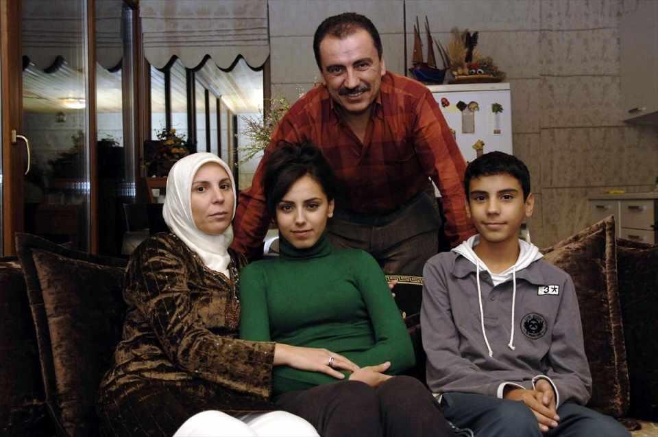 <p>Dönemin BBP Genel Başkanı Yazıcıoğlu ve eşi Gülefer ve kızı Firuze ve oğlu Furkan ile birlikte. (Arşiv)<br />
<br />
<em>"Hazineden yardım almadan siyaset yapan tek partiyiz. İlk defa helikopter kiralayarak miting yapıyoruz. Seçimlerde iddialıyız." diyen Yazıcıoğlu'nun da içinde bulunduğu helikopter, Kahramanmaraş'ın Çağlayancerit ilçesindeki mitingin ardından Yozgat'ın Yerköy ilçesine giderken 25 Mart 2009'da Göksun ilçesi kırsalına düştü.</em></p>
<p> </p>