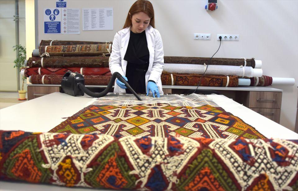 <p>Bilmiş, tarihi bir eserin laboratuvara getirildiğinde ilk olarak belgelemesinin yapıldığını belirterek, "Belgelemeden sonra eserin üzerinde analiz yapılıyor. Daha sonra eserin durumunun ortaya çıkması için bir teşhis ortaya konuyor ve bunun neticesinde bir tedavi uygulanıyor.</p>