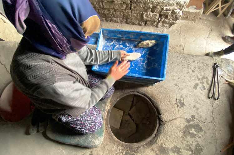 <p>Hava şartları biraz daha düzgün oldu mu daha fazla gelen oluyor. Havanın şartlarına göre değişiyor işler” şeklinde konuştu.<br />
Toprak tandırda bir çok çeşit ürettiklerini anlatan Kalıpçı, “Ekmek yaparız, tandır böreği yaparız, gevrek yaparız, 2-3 çeşit böreğimiz var. Tereyağlı gevrek yapıyoruz. Çoğu müşterimiz ise telefondan sipariş verir onlar için ayırırız. Farklı illere ise mesela İstanbul'a, Ankara gibi yerlere göndeririz kargoyla isteyenler olursa. </p>