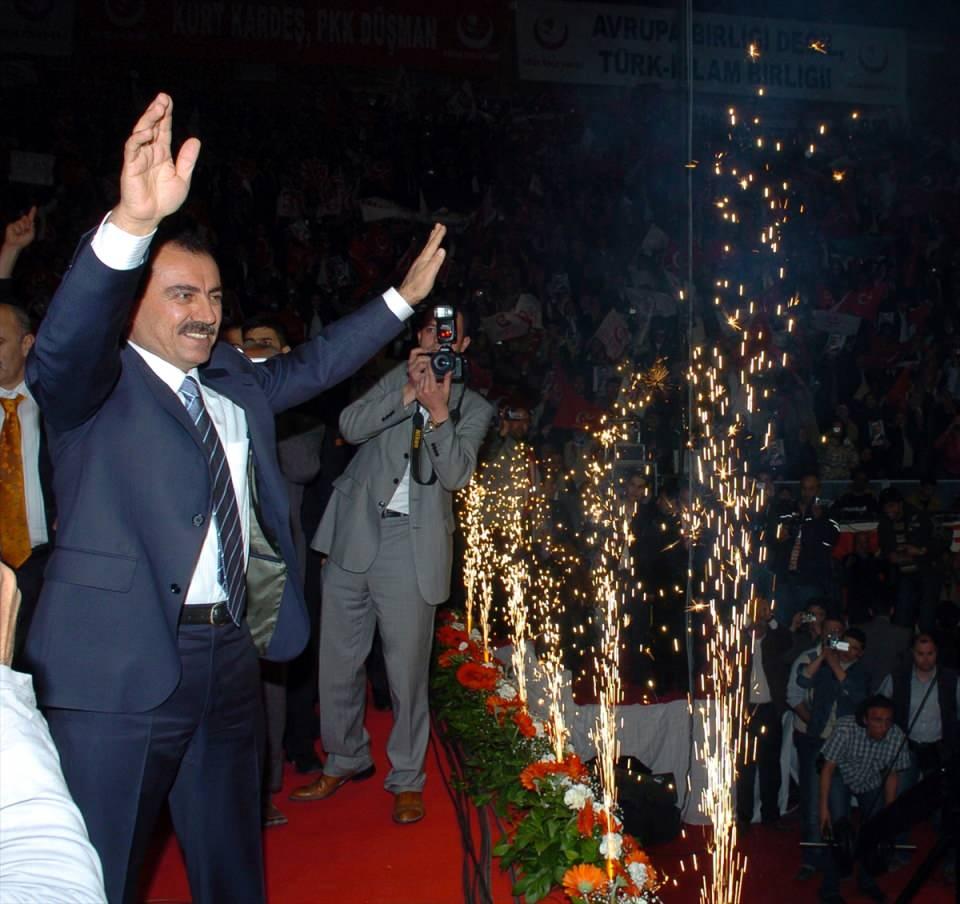 <p>Dönemin BBP Genel Başkanı Yazıcıoğlu, 15 Nisan 2007'de partisinin 2. Olağan Kongresi'nde partilileri selamlamıştı. (Arşiv)<br />
<br />
<em>Yazıcıoğlu, 31 Mart 2009'da Kocatepe Camisi'nden son yolculuğuna uğurlandı. Türkiye Büyük Millet Meclisindeki törende, Yazıcıoğlu'nun Türk bayrağına sarılı tabutunun üzeri, sevenleri tarafından çiçeklerle donatıldı. Binlerce seveni tarafından son yolculuğuna uğurlanan Yazıcıoğlu'nun naaşı, vasiyeti üzerine Taceddin Dergahı'na defnedildi.</em></p>
<p> </p>