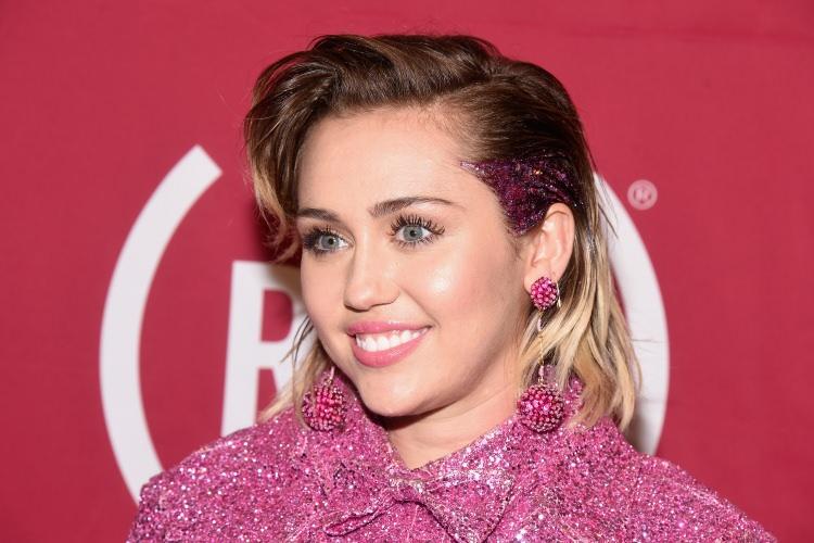 <p><strong>Güney Amerika turnesi için kendi özel jetiyle yolculuk yapan Miley Cyrus ve ekibi korku dolu anlar yaşadı. Cyrus, yolculuk yaptığı sırada özel jetine yıldırım çarptı.</strong></p>
