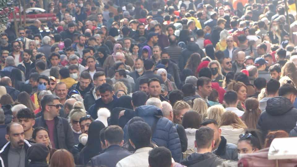 <p>İstanbul'da güneşli havayı gören vatandaşlar, Taksim'e akın etti. Pazar gününü fırsat bilen yüzlerce kişi, İstiklal Caddesi'ni doldurdu.<br />
 </p>
