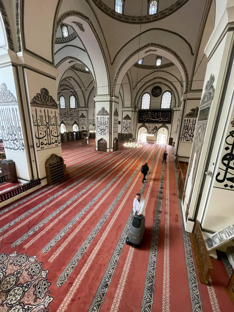 <p>Günde 5 kez temizlik işlemi gerçekleştiriyor</p>

<p>Camide temizliğe sabah namazıyla beraber başlandığını belirten Şanlı, "Öğlen namazından sonra tekrar aynı temizlik, dezenfektan işlemleri devam ediyor, ikindi, akşam namazı ve nihayetinde gece, günde 5 defa Ulu Cami aynı işlemlerden geçer. Ramazan ayı ile ilgili de özel hazırlığımız halıları yıkamamız, özel bir kokuyla oraları dezenfekte etmemiz söz konusu. Ulu Cami'de 16 kişi dernek çalışanı olarak çalışıyorlar, bunun dışında Bursa Büyükşehir Belediyemizin güvenlik görevlileri var, 18 kişi de onlar. Sabah namazından bir saat önce camimiz açılır ve gece 12'ye kadar camimiz açık, bu sadece ramazana has değil, bütün günler için geçerli." ifadesini kullandı.</p>
