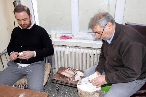 <p>Taşlar, ustalar tarafından işlenip pipo, tespih, biblo gibi süs eşyaları haline getiriliyor. Lüle taşından yapılan ürünler, yerli ve yabancı turistlerin yoğun olarak ziyaret ettiği tarihi Odunpazarı evlerinin bulunduğu sokaklardaki dükkanlarda satışa sunulurken, birçoğu da başta Çin ve Amerika Birleşik Devletleri olmak üzere çeşitli ülkelere ihraç ediliyor.</p>
