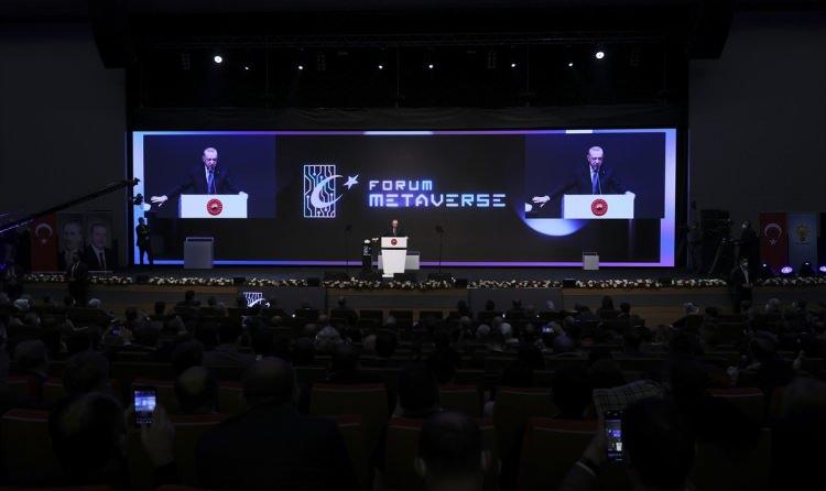 <p>"Gelecek, onu tasarlayana aittir." diyen Ömer İleri, AK Parti olarak bu yeni gelişen platformları, daha gelişme aşamasında doğru anlamanın, konumlandırmanın ve bu gelişim sürecini ortaya koyacakları kavramlarla ve tasarımlarla doğru yönlendirmenin önemini gördüklerini belirtti.</p>