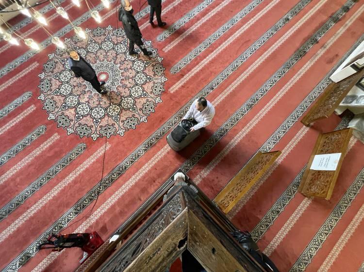 <p>Ulu Cami'nin ayakkabılık kısmında da caminin mimarisine uygun ve göze hoş gelen tasarımlar yaptıklarını aktaran Şanlı, minber kısmında da caminin yapısına uygun ahşap kündekari sanatıyla yapılmış kürsüyü yerleştirdiklerini anlattı.</p>
