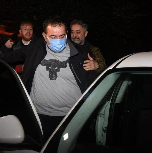 <p><strong>Otomobiliyle bir tur attıktan sonra gazetecilerin gittiğinden emin olan Demirer, 300 metre ilerdeki evine giriş yaptı. Arkadaşlarının koluna girerek yardımcı olduğu komedyen sorular karşısında, “İyi akşamlar” demekle yetindi.</strong></p>
<p> </p>