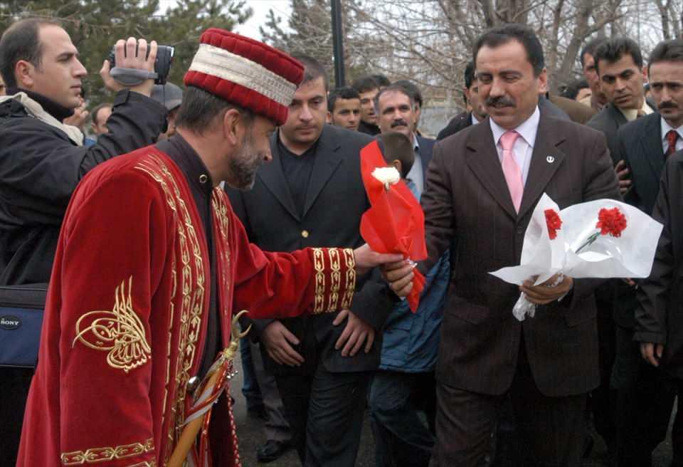 <p>Dönemin BBP Genel Başkanı Yazıcıoğlu, 2 Nisan 2006'da Erzurum'da partisince düzenlenen İl Kongresi'ne katılmıştı. (Arşiv)<br />
<br />
<em>Yazıcıoğlu'nun naaşının, helikopter düştükten sonra karların üzerinde bulunması, sevenlerine "Üşüyorum" şiirini hatırlattı ve sevenleri tarafından adeta sembol haline getirildi.</em></p>
<p> </p>