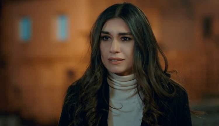 <p><strong><span style="color:#000080">32 yaşındaki ünlü oyuncu Burcu Kıratlı 2021 yılında ikinci kez nikah masasına oturduğu şarkıcı Sinan Akçıl ile yeniden boşanma aşamalarında olduğu konuşuluyordu. Ünlü çiftin 'bebek' konusunda yaşadıkları anlaşmazlık sonucu ayrılık kararı aldıkları iddia edilmişti.</span></strong></p>