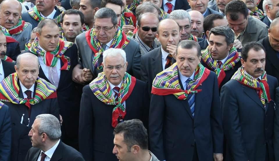 <p>Dönemin Başbakanı Recep Tayyip Erdoğan (sağ 2), BBP Genel Başkanı ve Sivas Milletvekili Muhsin Yazıcıoğlu (sağda), MHP Genel Başkanı Devlet Bahçeli, 9 Eylül 2007'de düzenlenen 726. Ertuğrul Gazi'yi Anma ve Söğüt Şenlikleri'nde düzenlenen kortejde yürürken görülmüştü. (Arşiv)</p>