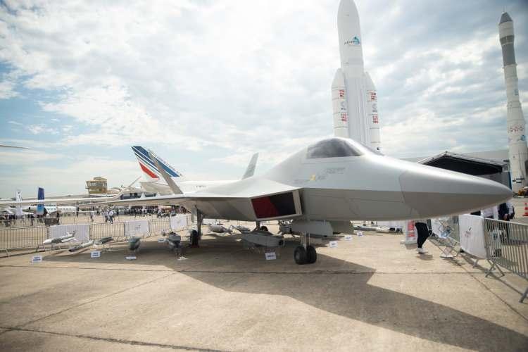 <p>Türkiye’nin MMU için alternatif motor yaklaşımının benzeri AKINCI TİHA’da da gözlemlenebilir. Ukrayna menşeili AI-450 turboprop motorlar prototipler ve seri üretimin ilk partisinde kullanılırken bir yandan 750 hp gücünde bir motor kullanan AKINCI-B de yakın zamanda ilk uçuşunu yapmıştı.</p>
