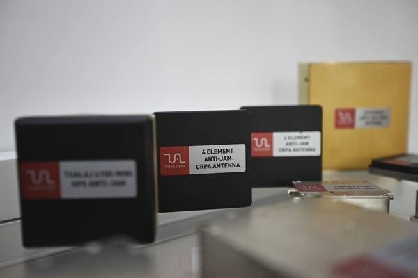 <p>Anti-jamin elektronik harbin en önemli ögesi olduğunu vurgulayan Erdem, "Platformlarımız operasyon yaparken veya bir yere giderken halk dilinde GPS alıcısına ihtiyaç duyuyor. Sinyaller uydudan yayınlandığı için son derece düşük seviyede ve karıştırılması çok kolay. Geliştirdiğimiz çözümlerle temiz GNSS sinyalini platformlara sağlamayı başarıyoruz. 8 ve 4 antenli, minyatür ve bütünleşik modellerimiz var." dedi.</p>
<p> </p>