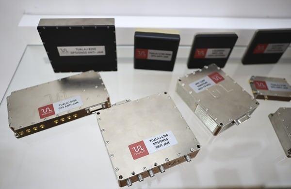 <p>GNSS almacının gemiden uçağa, insansız araçlardan füzeye, roketten tek ere kadar yaygın kullanıldığı bilgisini veren Erdem, sivil alanda ise haritacılıkta kullanılan İHA'ların, bilgisayar serverlarının da bu teknolojiden yararlandığını kaydetti. Erdem, sahada bütün GNSS bantlarının karıştırıldığını, bu nedenle çok yaygın anti-jam ürünlerini tasarlayıp ürettiklerini dile getirerek, "4 antenli yapılar 3 jammera, 8 antenli yapılar 7 jammera kadar direnç sağlıyor. Uygulamaya özel farklı anten tipleri ile farklı platformlarda hizmet verebiliyoruz. Şu an bütün operasyon ve navigasyon güvenli ellerde diyebiliriz." ifadelerini kullandı.</p>
<p> </p>