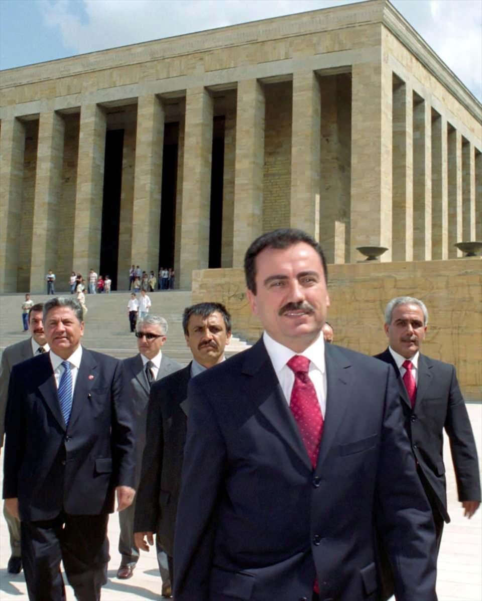 <p>Dönemin BBP Genel Başkanı Yazıcıoğlu, 28 Temmuz 2003'te Başkanlık Divanı Üyeleri ile birlikte Anıtkabir'i ziyaret etmişti. (Arşiv)</p>