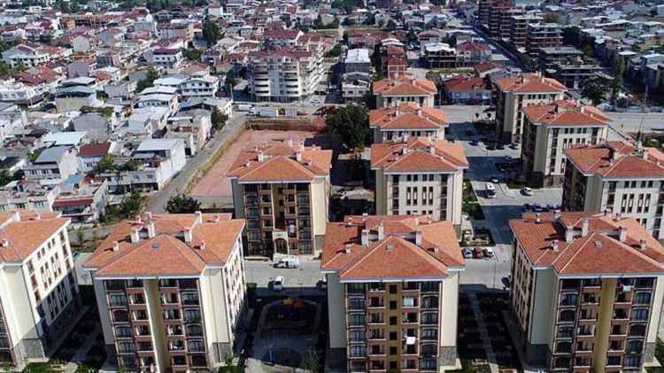 <p><strong>EV FİYATLARINDA FAHİŞ RAKAMLAR BİTECEK</strong></p>
<p>Sabah'ın haberine göre, Yeni modelle tüketici 151 metrekare konut aldığında çok yüksek bir fahiş artışla karşı karşıya kalmayacak.</p>