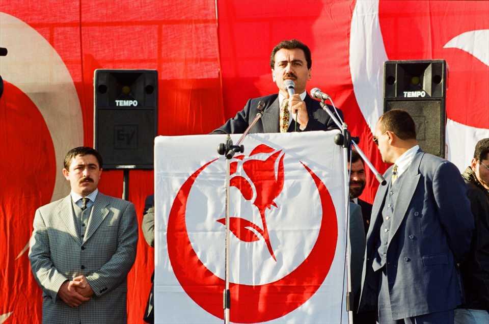 <p> Dönemin BBP Genel Başkanı Yazıcıoğlu, 2 Kasım 1997'de Tandoğan Meydanı'nda partisinin düzenlediği "Demokrasi, Hak ve Özgürlükler Mitingi"ne katılarak bir konuşma yapmıştı. (Arşiv)<br />
<br />
<em>"Siyasi anlayışımız uyuşmuyor" diyerek bir grup arkadaşıyla MÇP'den ayrılan Yazıcıoğlu, 1993'te Kurucu Genel Başkanı olduğu Büyük Birlik Partisini (BBP) kurdu.</em></p>
<p> </p>