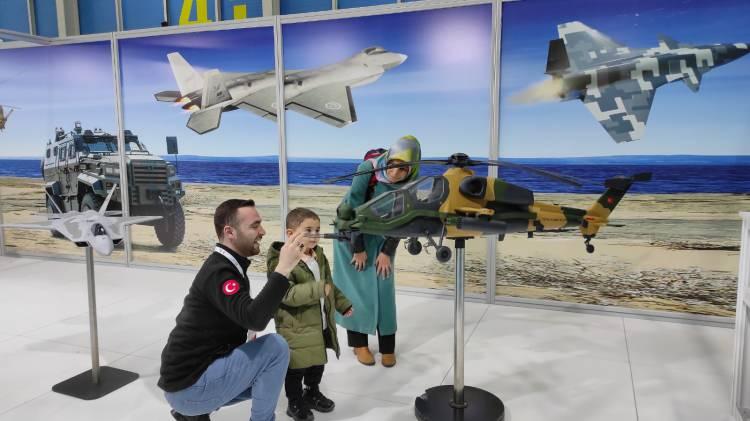 <p>Etkinlik kapsamında Solotürk ve Türk Yıldızları pilotlarıyla söyleşi, SENFOROCK konseri, Bilim TIR’ı, Narko TIR, JÖH, UMKE, Üniversitelerin ürettiği araçlar, simülasyon cihazları ile Emniyet, Jandarma, Sağlık, AFAD gibi kurumsal araçlara da yer veriliyor.</p>

