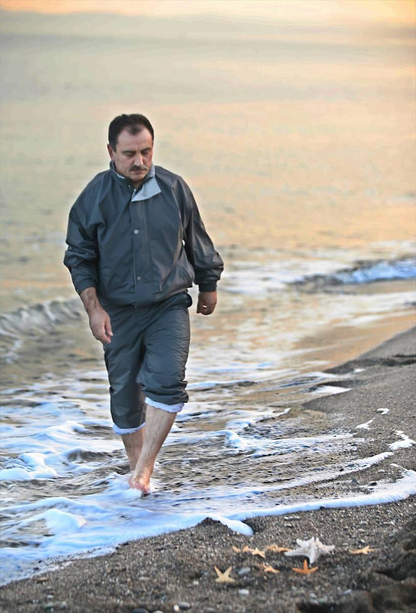 <p>Dönemin BBP Genel Başkanı Yazıcıoğlu, Akçakoca sahilinde. (Arşiv)</p>
