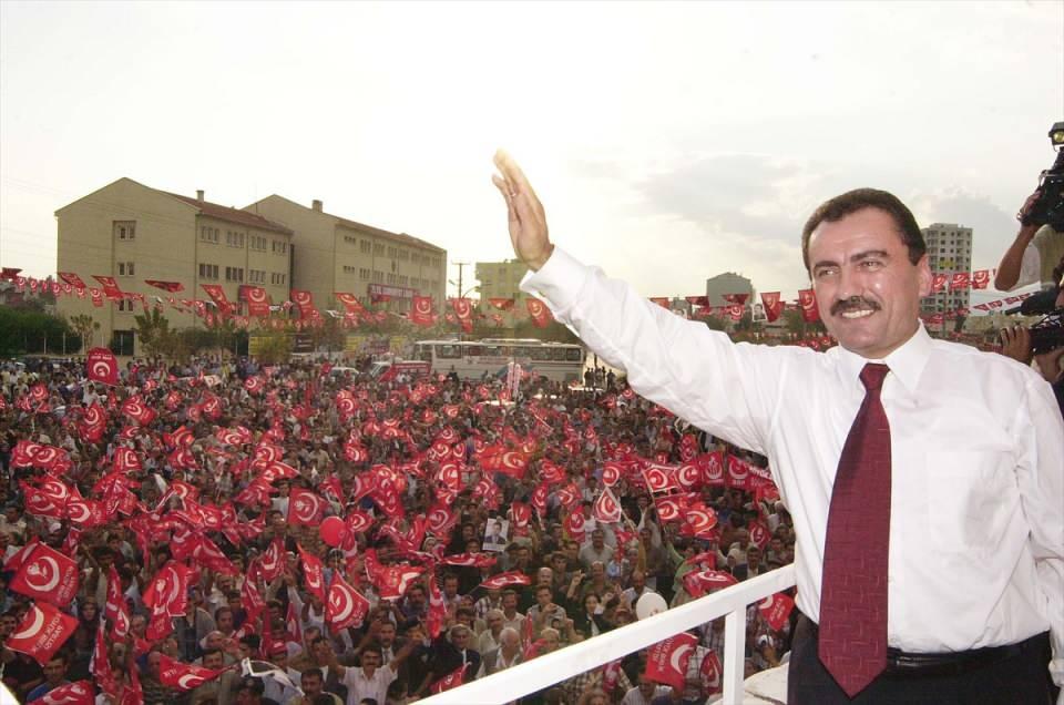 <p>BBP Genel Başkanı Yazıcıoğlu, 20 Ekim 2002'de Antalya'da düzenlenen mitinge katılmıştı. (Arşiv)</p>
