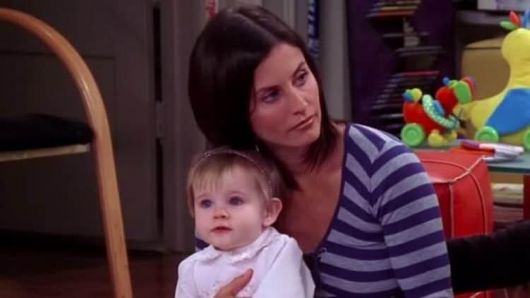 <p><span style="color:#800000"><strong>David Crane ve Marta Kauffman tarafından yazılan Amerikan yapımı dizi, oyuncu kadrosu ile oldukça dikkat çekmiştir. Ayrıca çocuk karakterleri ile dikkat çeken dizinin Emma'sını ikiz bebeklerin oynadığı, dizinin birçok hayranı tarafından dahi bilinmemektedir. </strong></span></p>