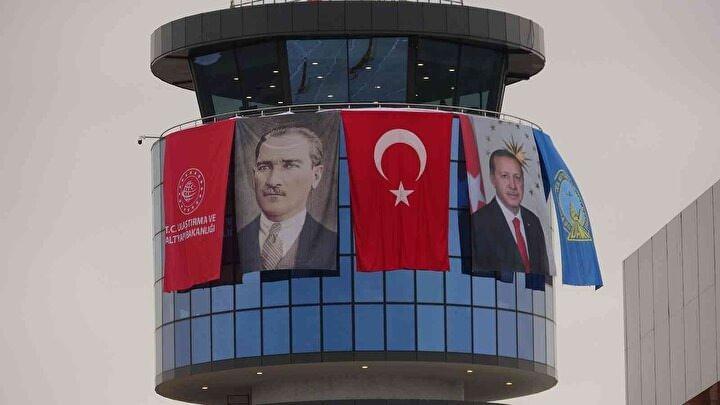 <p>Yaklaşık 550 milyon liraya mal olan yeni havalimanının 25 Mart'ta Cumhurbaşkanı Recep Tayyip Erdoğan'ın katılımıyla açılması planlanıyor.</p>

<p> </p>
