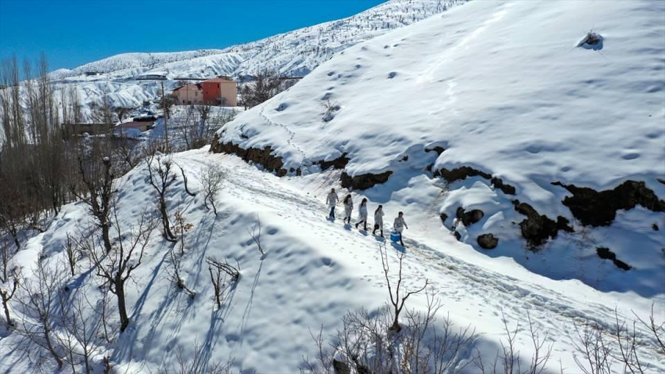<p><strong>- "Bazı yerlere ulaşım yok, yeri geliyor yürüyoruz"</strong></p>
<p>Aşı ekibindeki hemşirelerden Maşallah Miran, kar kış demeden, hava durumu elverişli olmasa dahi aşılama çalışmalarına devam ettiklerini söyledi.</p>
<p>"Bugün de karlı yollardan geçerek bu köye geldik. Bazı yerlere ulaşım yok. Yeri geliyor yürüyoruz. Dağa tırmandığımız oluyor. Ama sonucunu görünce o mutluluk bize yetiyor." ifadelerini kullanan Miran, vatandaşların güler yüzünün her şeye bedel olduğunu dile getirdi.</p>
<p> </p>