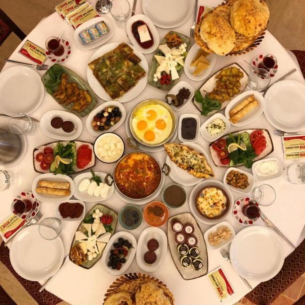 <p><span style="color:#800000"><strong>İnsanların iftarda çok zengin sofralardan kaçınması gerektiğini, bunun büyük bir israf olduğunu savunan Saraçoğlu, ölçülü beslenmenin de öneminden bahsetti. Saraçoğlu açıklamalarına şu şekilde devam etti:</strong></span></p>
