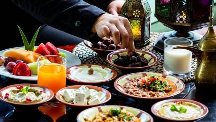 <p><span style="color:#FF0000"><strong>"Son yıllarda Ramazan'da insanlar aşırı derecede tatlı tüketiyorlar, aşırı derecede yağlı gıdalar tüketiyorlar. Ramazan'dan çıktıktan sonra veya Ramazan'ın son haftasına baktığımızda kalp krizi geçirenler, stent takılanlar, hastaneye koşuşturanları görürsünüz. Metabolizma hastalıkları hep ramazandan sonra ortaya çıkıyor. Şeker, diyabet... Yok 'kolesterolüm yükseldi, insülin direncim gelişmiş' şeklinde metabolizma hastalıklarıyla karşı karşıya kalıyoruz. Onun için Ramazan'da ölçülü beslenmeye dikkat etmeliyiz."</strong></span></p>