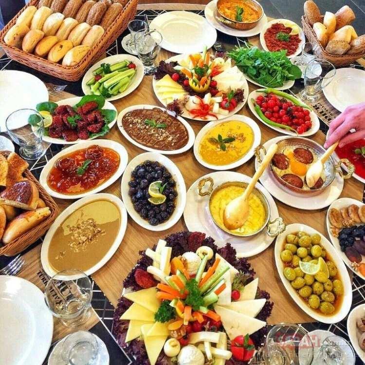 <p><span style="color:#800000"><strong>Brokoli ve karnabahar tüketimini öneren Saraçoğlu, mercimek ve ıspanak gibi yemeklerde fazla yağ tüketilmemesi gerektiğini, çayın ise belirli miktarda tüketilmesi gerektiği uyarılarında bulundu.</strong></span></p>