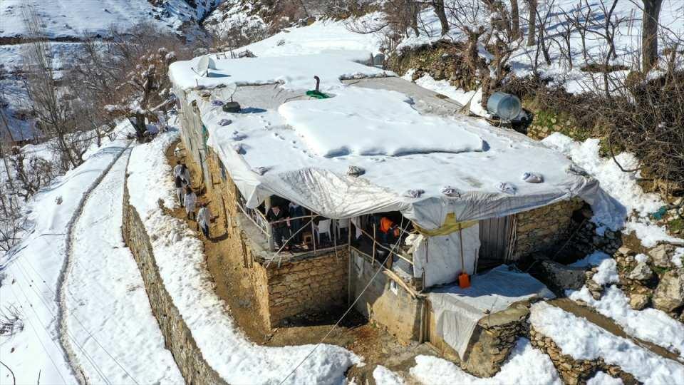 <p>Miran, "Halkımız gayet misafirperver. Gittiğimiz yerlerde gayet iyi karşılandık. Pandemiyi bu şekilde bitirmeyi umuyoruz." dedi.</p>
<p> </p>