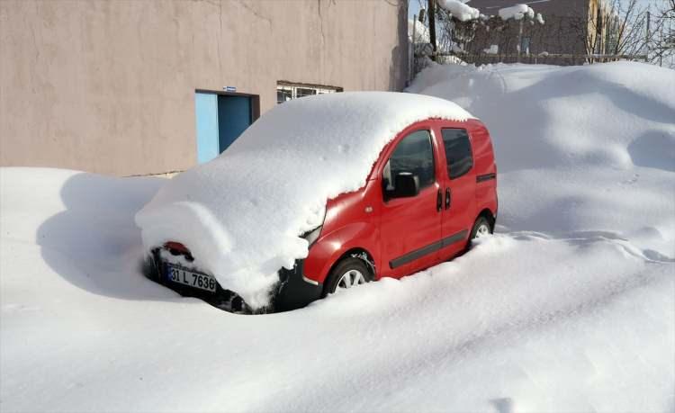 <p>Belediye ekipleri, kent merkezindeki cadde ve sokaklarda kar temizleme çalışmalarına devam ediyor.</p>

<p> </p>
