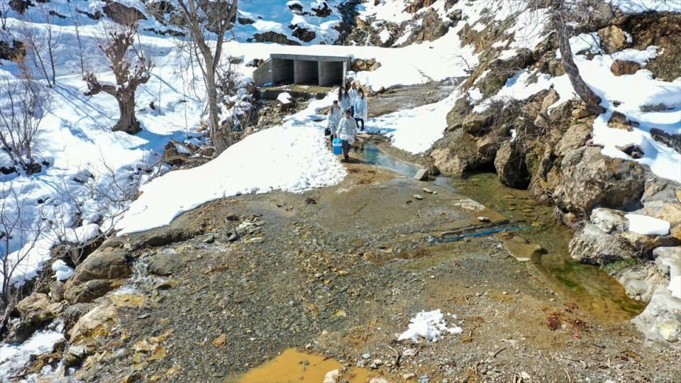 <p>Diyarbakır'da Kovid-19 ile mücadelede görev yapan sağlık ekipleri, zorlu kış şartlarının etkili olduğu Kulp ilçesinde karlı yolları aşıp kırsaldaki vatandaşlara sunduğu aşı hizmetini sürdürüyor.</p>

<p> </p>
