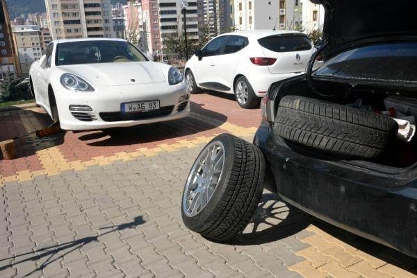 <p>Almanya'da takılıp buraya geldi. Sadece 3 bin 500 kilometre yol yapmış lastikler. Lastiklerin tanesi 7 bin lira ve zararımız 28 bin lira. Hiç kimseyle bir husumetimiz yok ve kimler tarafından yapıldığını bilmiyoruz.</p>
