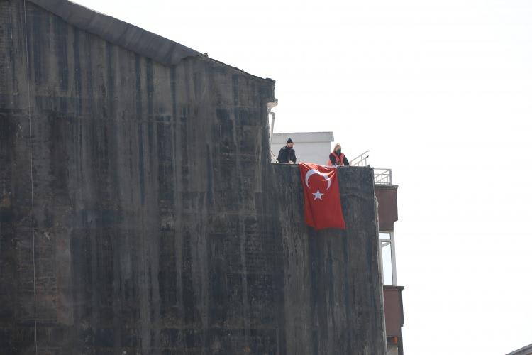 <p>"YIKIM SIRASINDA OLABİLECEK BİR SORUN" </p>

<p>Şişli Belediye Başkanı Muammer Keskin, "Biz aday olmadan önce, Kartal'da bir bina yıkılmıştı, burada da aynı koşullarda olan bir bina vardı. O günkü merkezi idare burasının boşaltılmasını istedi. Burada 116 daire vardı. Bu yıkılmanın başka türlü olma ihtimali yok. Bu olan şey normal, binalar bitişik nizamda olduğu için ister istemez yıkılma olacak. Dünkü ziyaretimde, Başak'ın odası yıkıldı. Ben dün o odada Başak ile beraberdik. Bana da kahve yaptı. Kasıtla yapılan bir işlem yok, yıkım sırasında olabilecek bir sorun. Burası hem örülecek, hem zararları giderilecek. Teknik açıdan ve bina açısından bir risk yok. </p>
