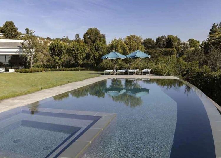 <p><span style="color:#FF0000"><strong>Birden &ccedil;ok ihtiyaca y&ouml;nelik olarak tasarlanan evde mutfak, spor salonu, sinema salonu, havuz ve pek &ccedil;ok etkinlik i&ccedil;in ayrılmış alanlar da var.</strong></span></p>
