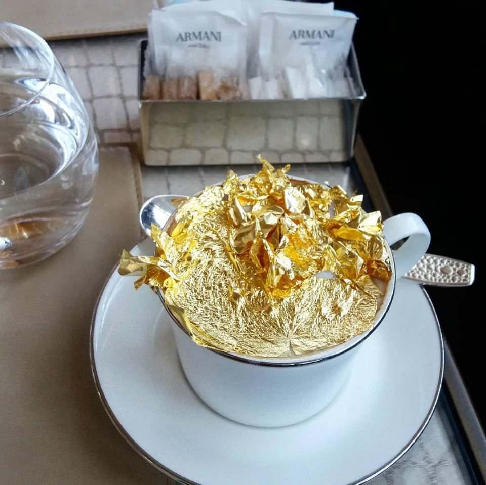 <p>Altın köpüklü bir cappuccino.</p>
