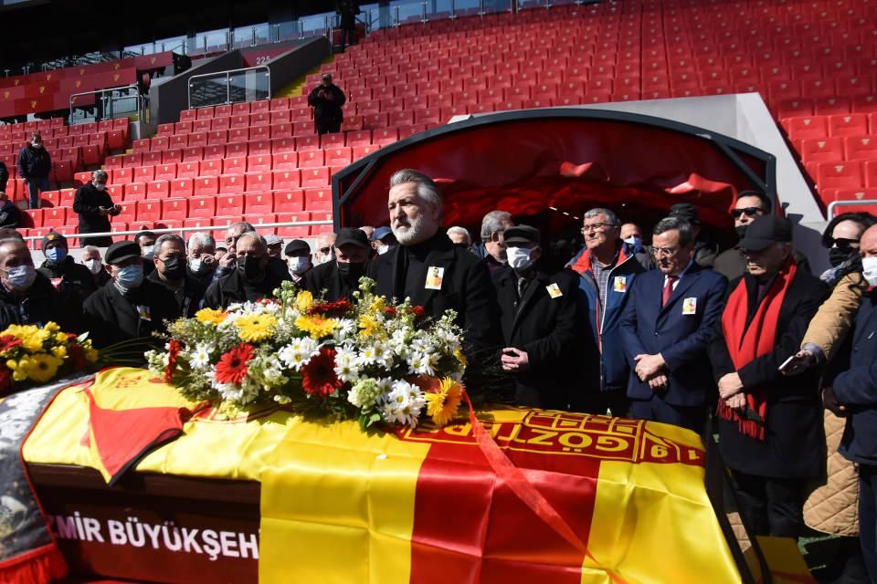 <div><strong>KARİYERİ BAŞARILARLA DOLU</strong></div>

<div> </div>

<div>Futbolculuğa 1959 yılında Göztepe'de başlayan Fevzi Zemzem, 11 yıl sarı-kırmızılı formayı giydi. Göztepe'de 144 gol atan ve Buldozer lakabını alan Fevzi Zemzem, kulüpte birçok başarı elde etti. </div>
