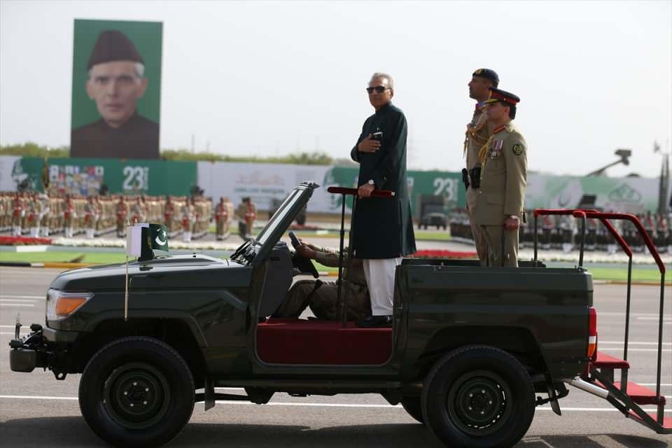 <p><strong>Hindistan'a uyarı</strong></p>

<p>Pakistan Cumhurbaşkanı Alvi, burada yaptığı konuşmada, Pakistan'ın karşılaştığı zorluklara karşı koyabilmek için ulusal birliğe duyulan ihtiyaca dikkati çekerek İslamabad'ın, bölgenin barış ve güvenliğindeki sorumlu rolüne vurgu yaptı.</p>

<p>Alvi, Cammu Keşmir'deki insan hakları ihlallerini hatırlattı ve Hindistan'a, bunları durdurması uyarısında bulundu.</p>
