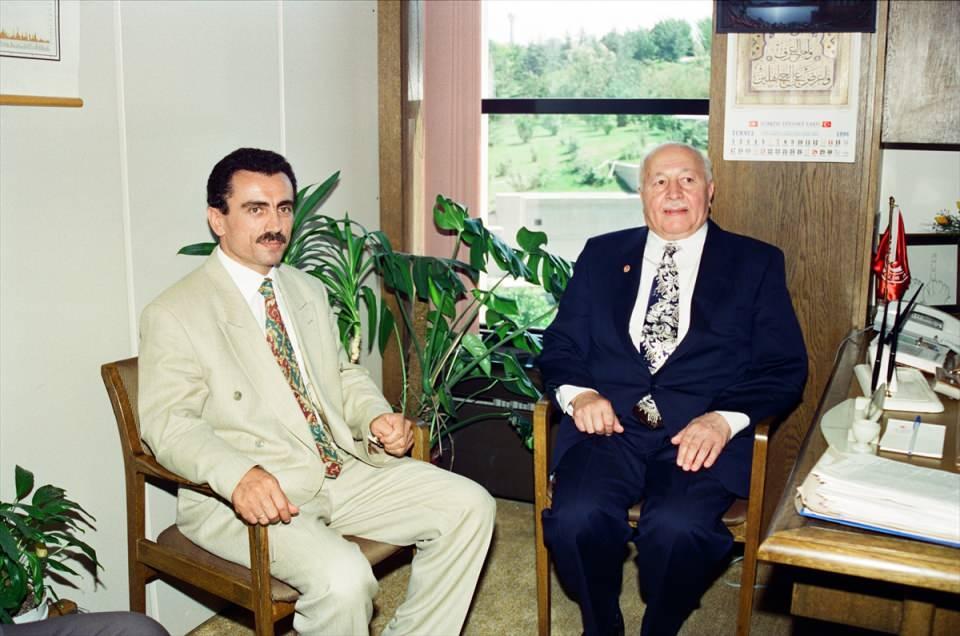 <p>Dönemin Başbakanı Necmettin Erbakan (sağda), Büyük Birlik Partisi (BBP) Genel Başkanı Yazıcıoğlu'nu (solda) 9 Temmuz 1996'da ziyaret etmişti. (Arşiv)<br />
<br />
<em>Muhsin Yazıcıoğlu, 24 yaşındayken dönemin Cumhurbaşkanı Fahri Korutürk'e mektup yazarak, "Eller silah değil, kalem tutmalı." diyen lider olarak öne çıktı. </em></p>
<p> </p>