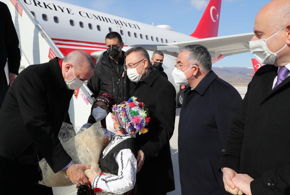 <p>Pisti 2 bin 700 metre uzunluğunda olacak yeni havalimanının hizmete girmesiyle Tokatlılar, uçak yolculuğu için çevre illere gitmek zorunda kalmayacak.</p>
