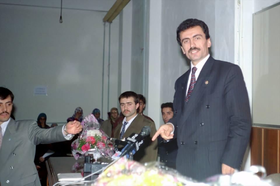 <p> Dönemin BBP Genel Sekreteri Yazıcıoğlu, 19 Kasım 1993'te "Milli Birlik Milli Siyaset" konferansına katılmıştı. (Arşiv)</p>